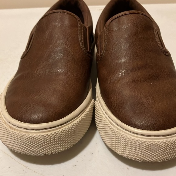 Very Good Boys 12 Old Navy Brown Slip on Shoes Lightly worn Elastic Inserts - Picture 3 of 8